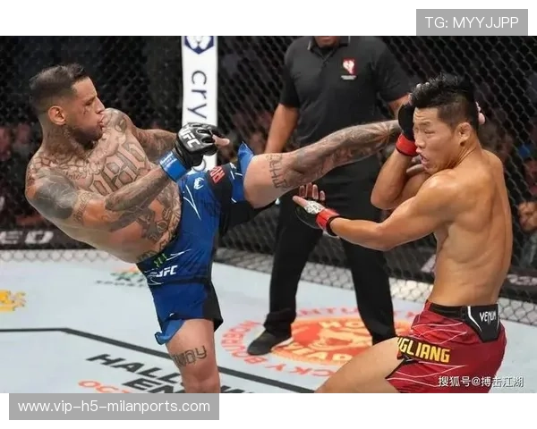 UFC拳手背摔对手动作太狠，搏击场上的极致瞬间震撼人心