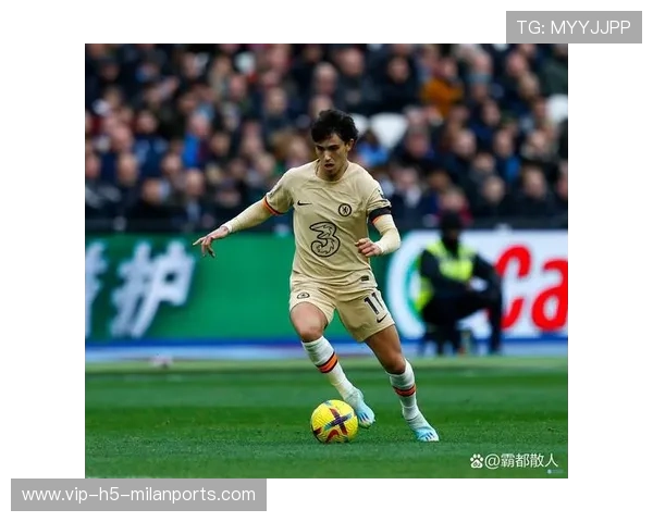 巴黎坎波斯技巧晃动后搓出精妙传球，足球世界的“艺术大师”