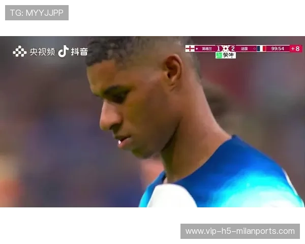 拉什福德任意球掠过人墙直入网窝