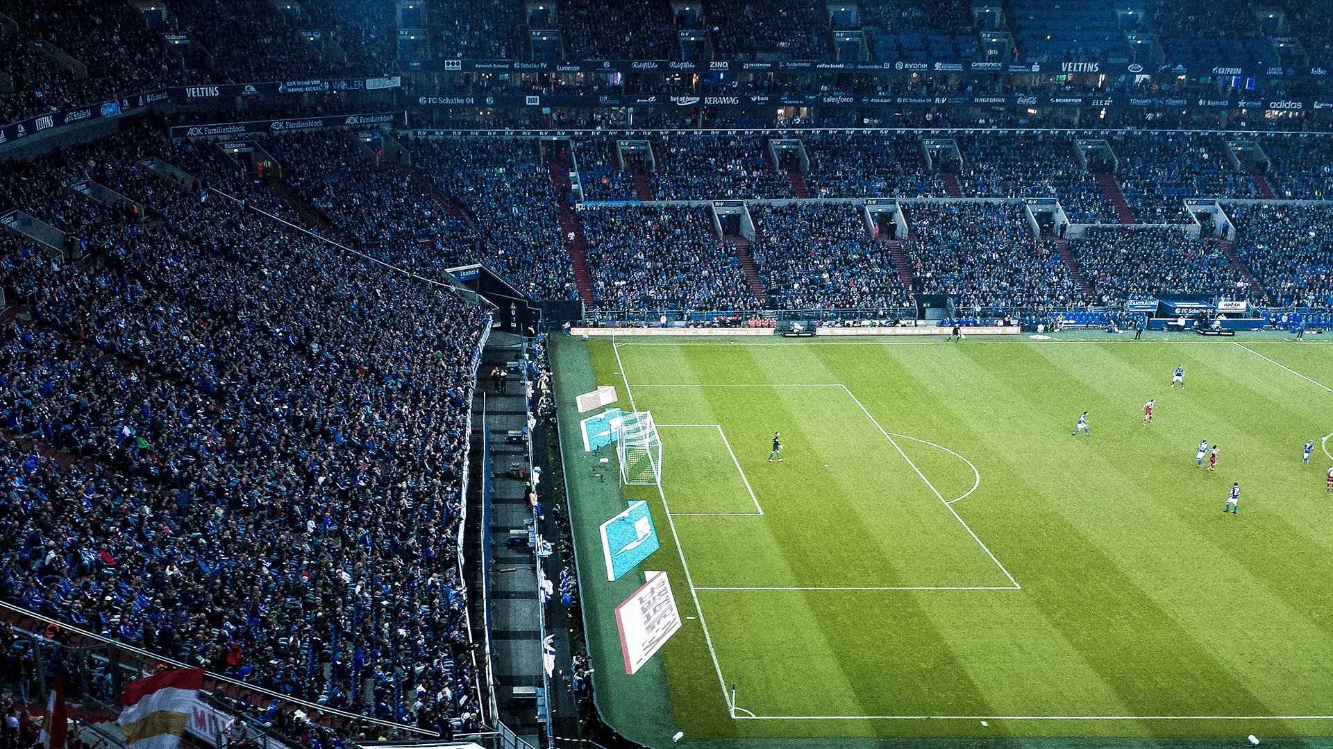 球迷为主队加油打气自制应援物成为现场最亮眼的存在，打球应援口号